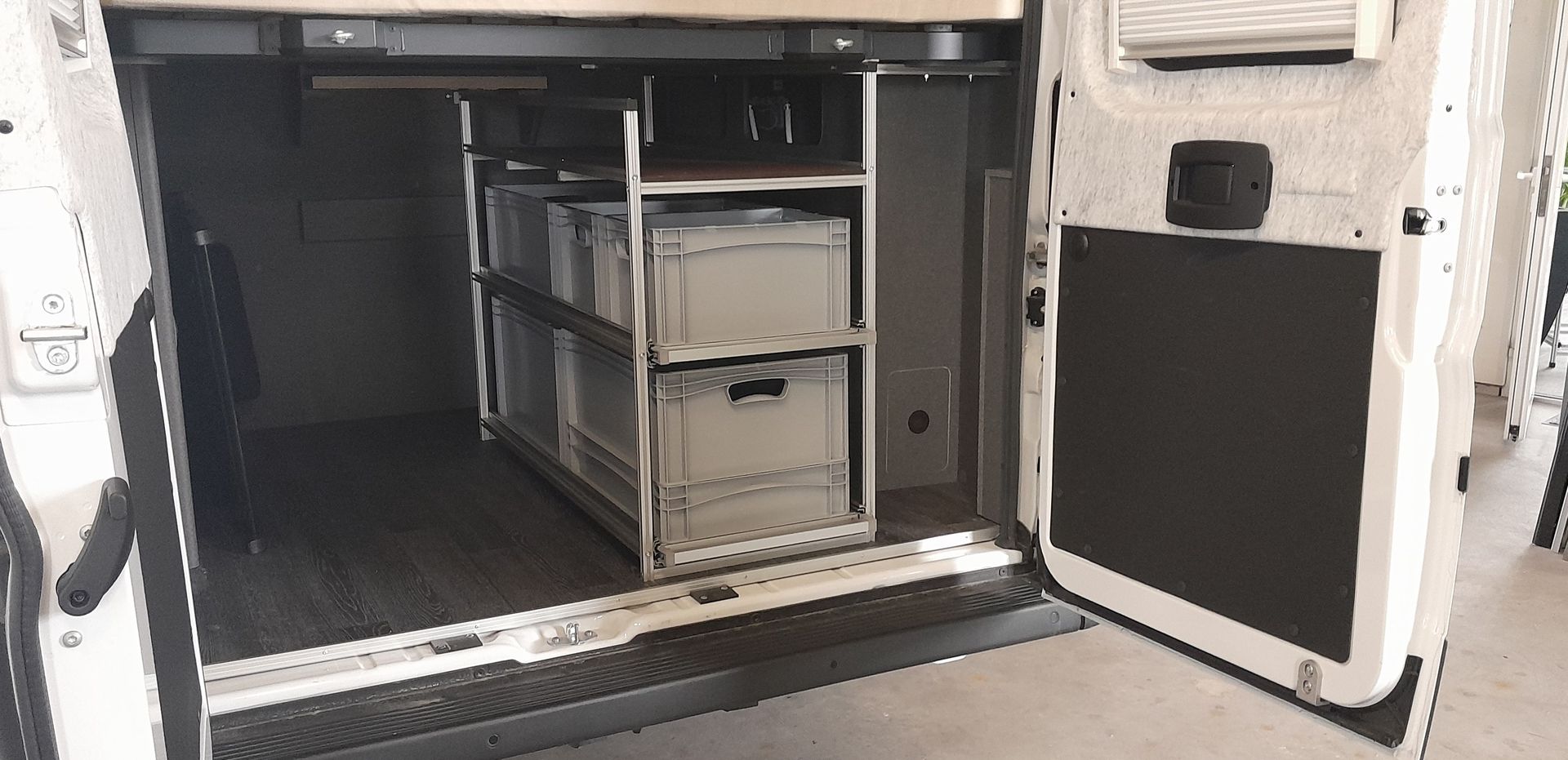 Maßgefertigter Stauraum in einer Wohnmobil-Heckgarage