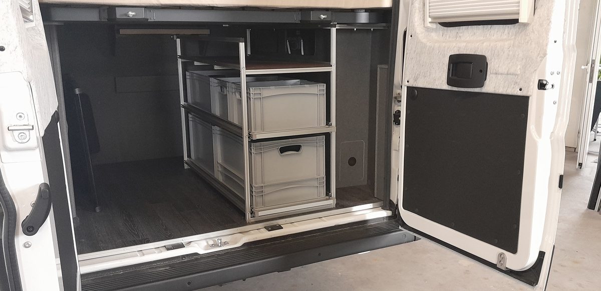 Doppelstock-Auszug mit Euroboxen in einer Heckgarage